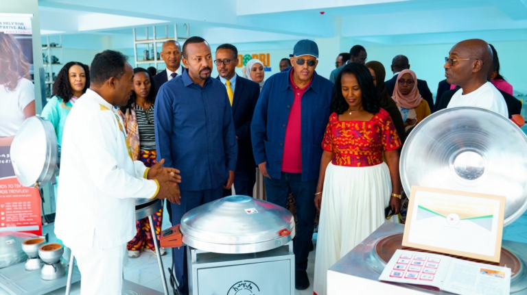 የድርጅታችን አስተዳደሮች ጠቅላይ ሚኒስትር ዐቢይ አሕመድ(ዶ/ር) እና ሌሎች ከፍተኛ የመንግስት ኃላፊዎች በተገኙበት ስለ አዲሱ ማምረቻ ቦታ እና አዲስ ምርቶች ማብራሪያ ሲሰጡ
